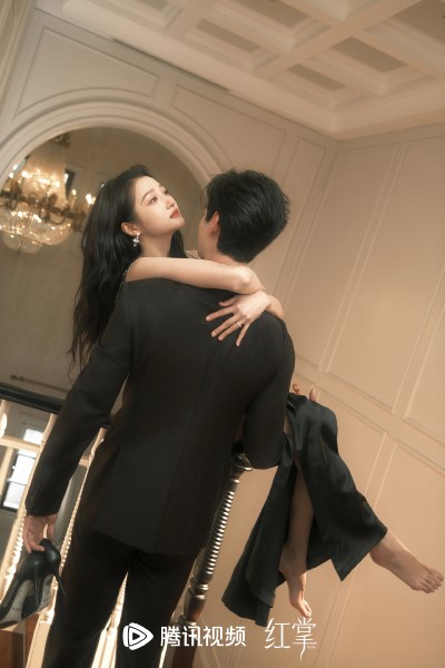 Chen Xingxu and Guan Xiaotong Wrap Up Filming for Drama «Love You in t