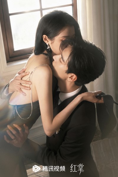 Chen Xingxu and Guan Xiaotong Wrap Up Filming for Drama «Love You in t