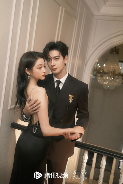 Chen Xingxu and Guan Xiaotong Wrap Up Filming for Drama «Love You in t